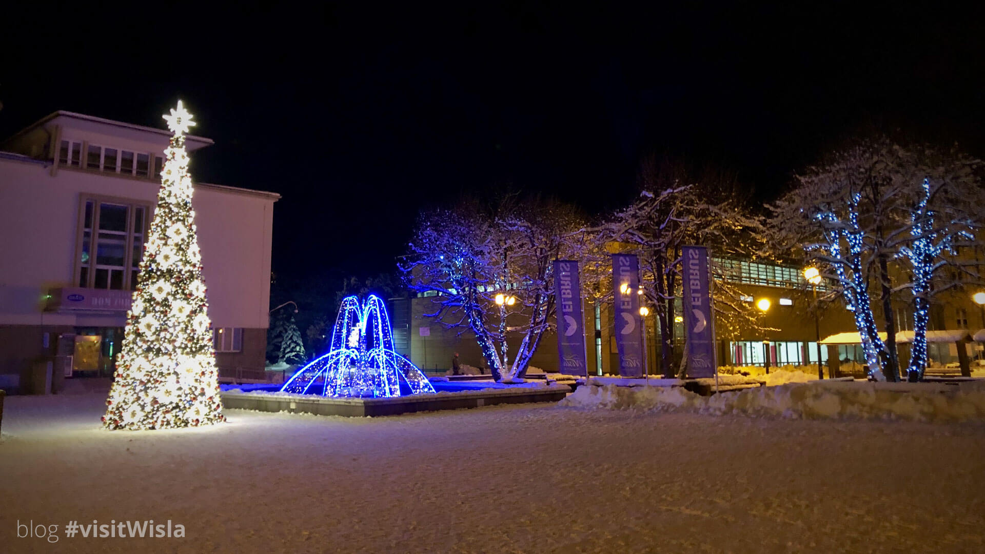 Rynek w Wiśle zimą — świąteczna choinka i iluminacje